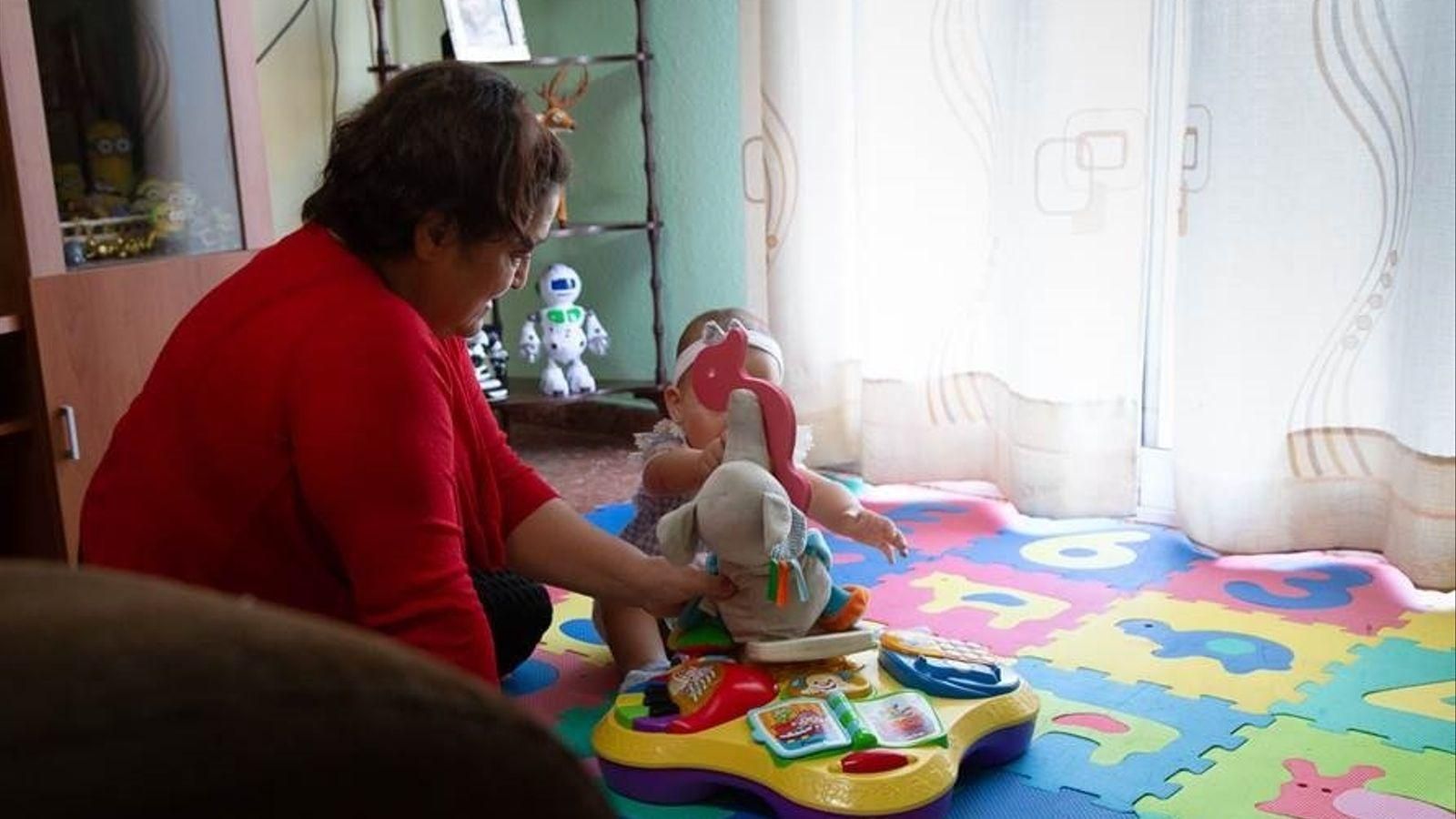 Una dona amb una xiqueta de bolquers Una dona amb una xiqueta de bolquers