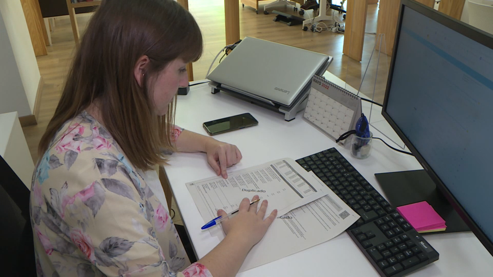 Una dona revisa la factura elèctrica