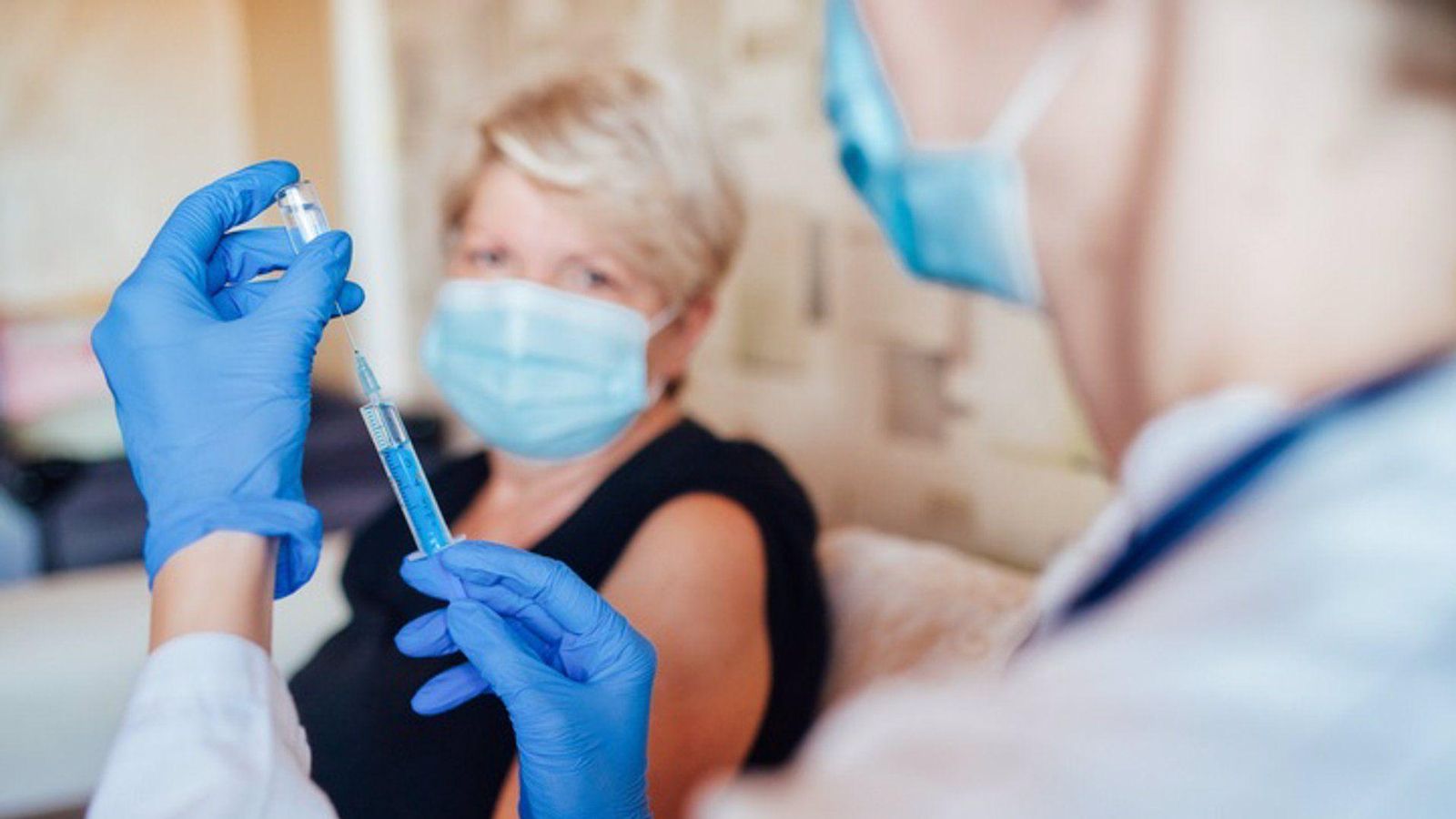 Els organismes sanitaris recorden que les vacunes contra la covid disponibles actualment són efectives també contra les noves variants