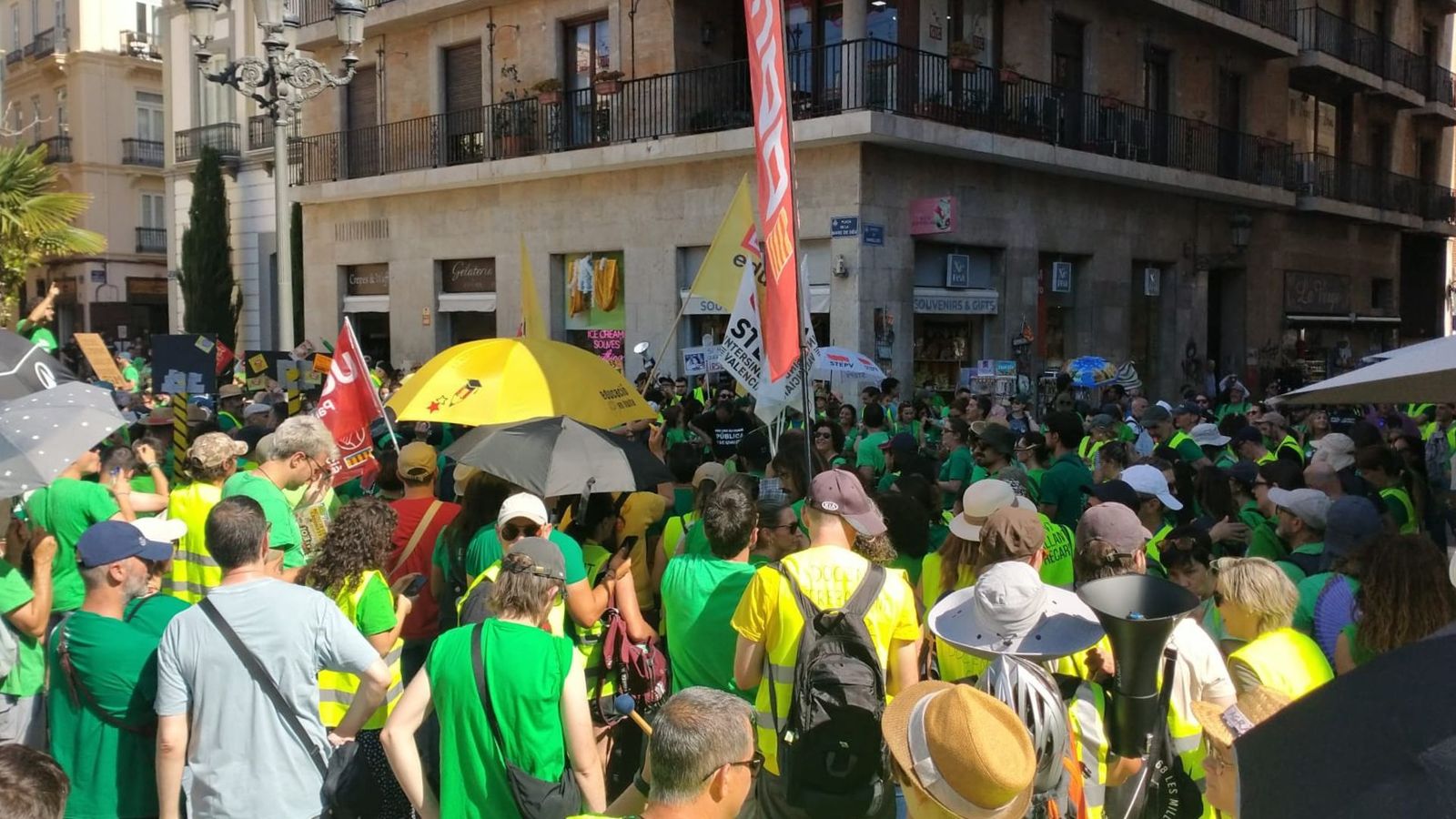 Docents concentrats a la plaça de la Mare de Déu de València