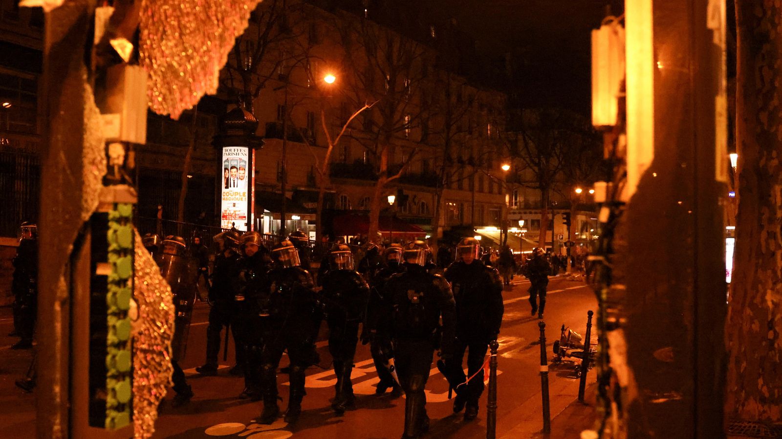 Agents antidisturbis vigilen els carres de París, a França