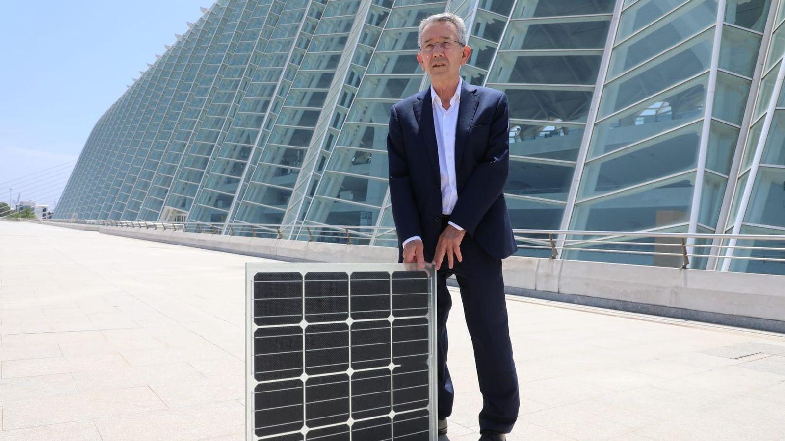 El director general de la Ciutat de les Arts i les Ciències, Antonio Torres, amb una placa solar El director general de la Ciutat de les Arts i les Ciències, Antonio Torres, amb una placa solar