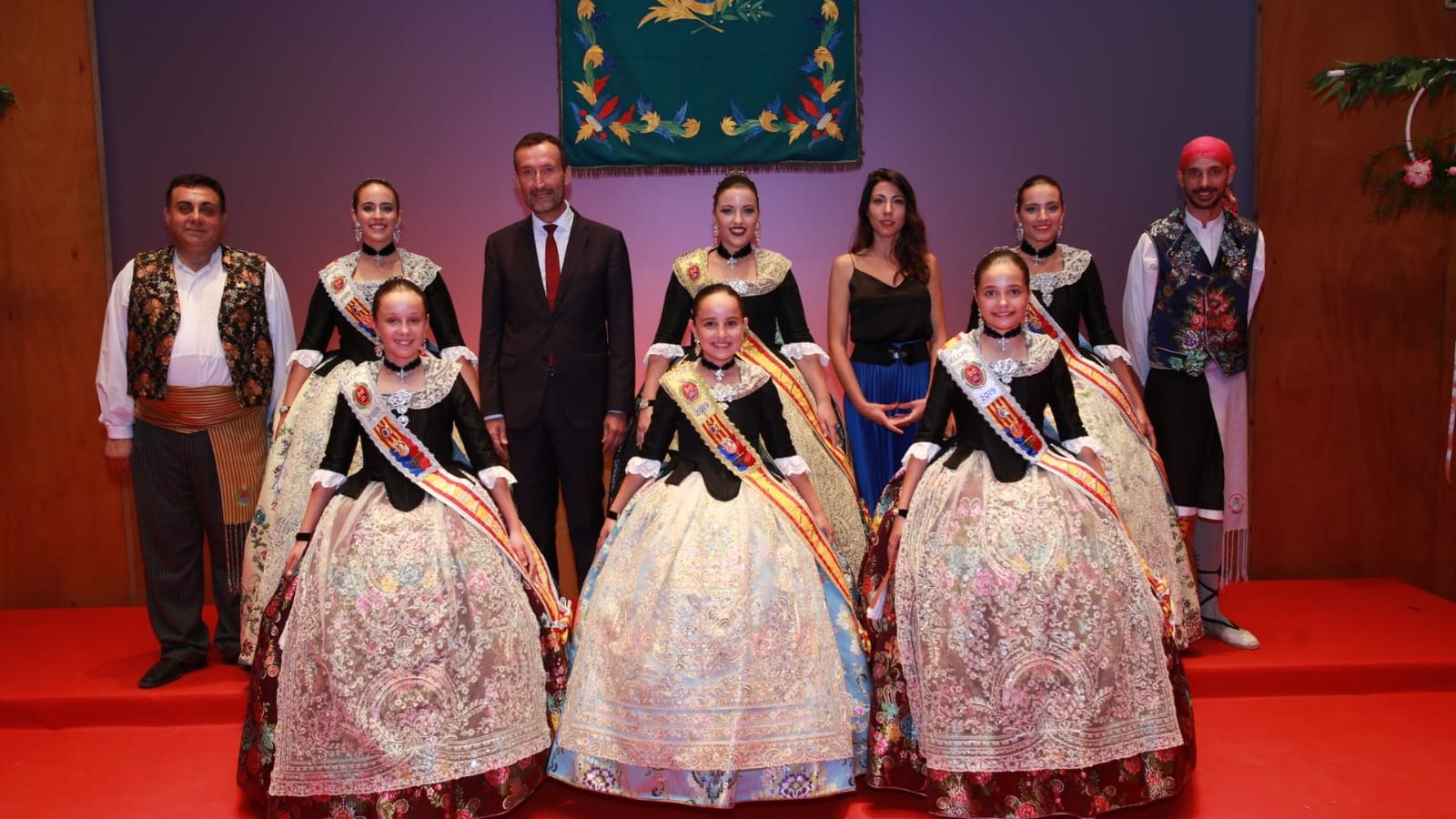 Les reines de les festes d'Elx i les seues dames amb membres de la corporació municipal.