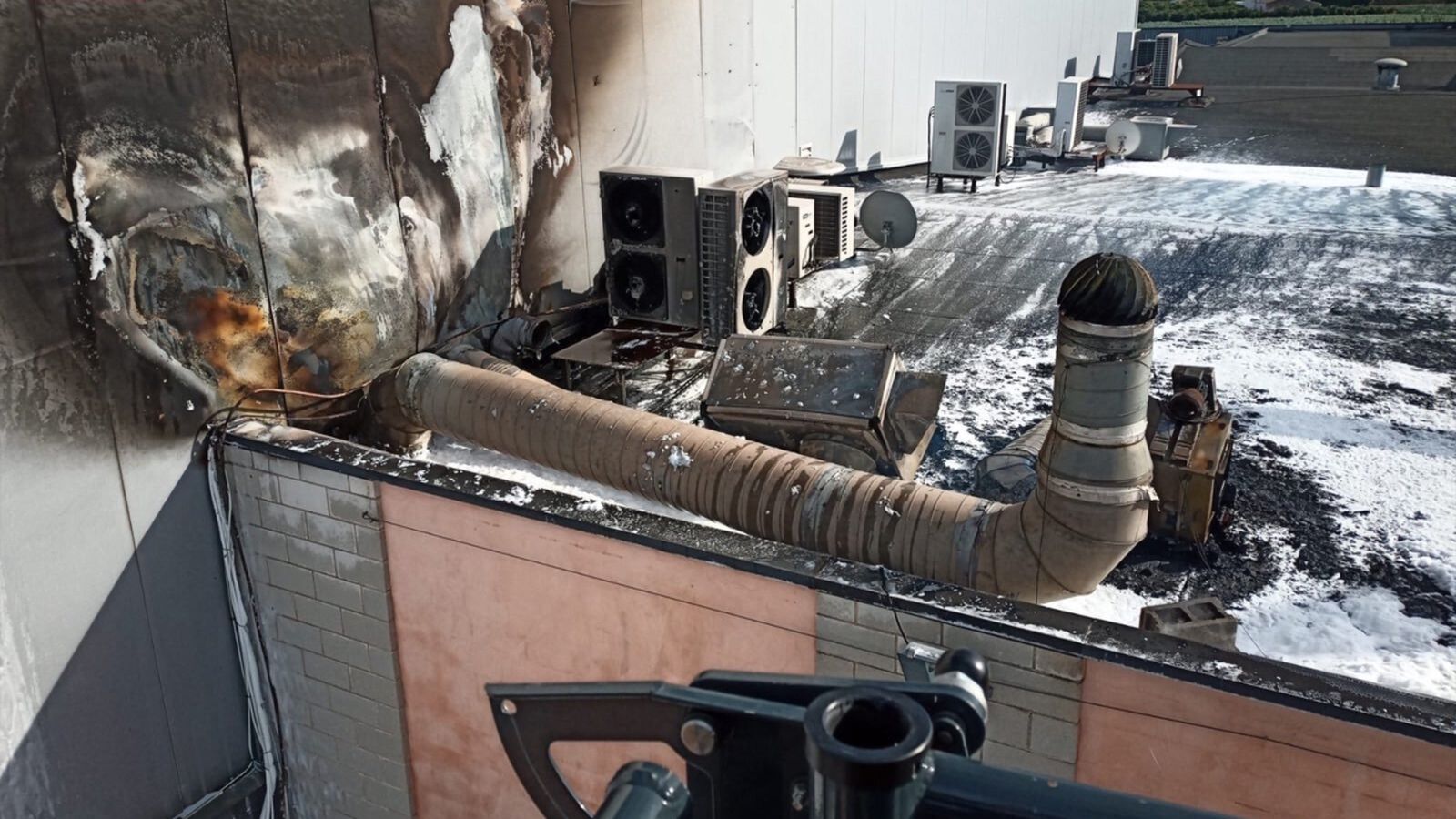 Es crema part de la teulada d’un centre comercial de Benicarló