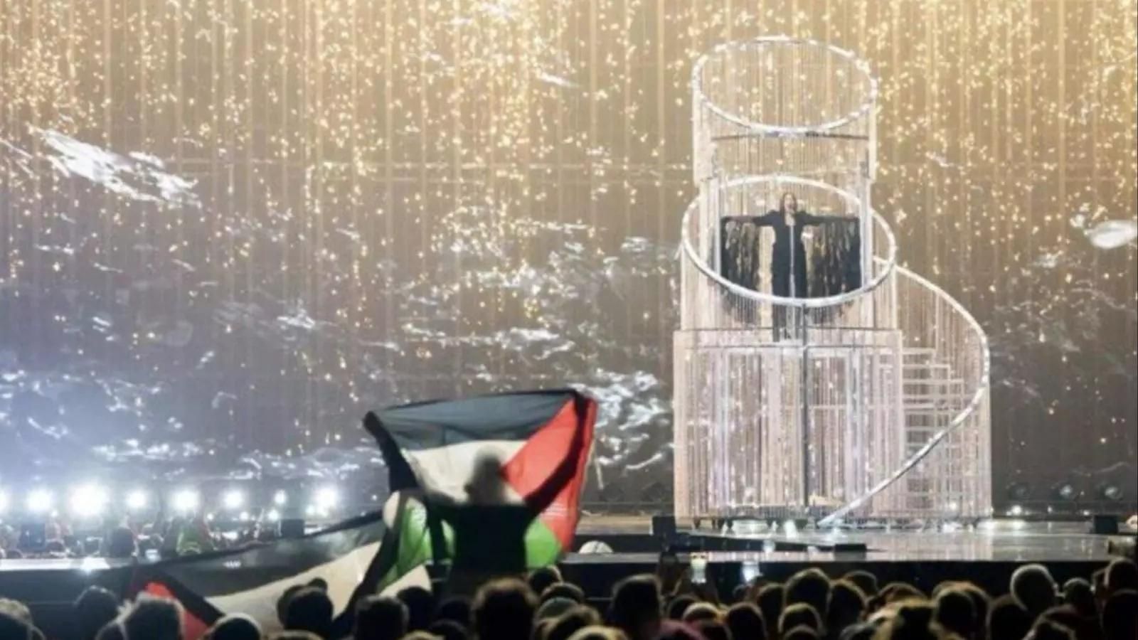 Actuació d'Israel durant la final d'Eurovisió, amb algunes persones protestant amb banderes palestines