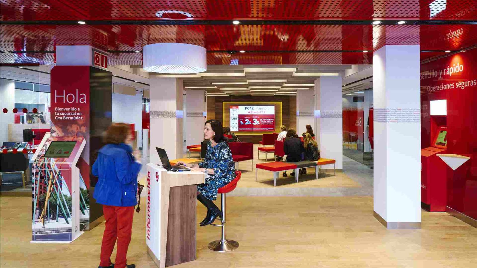 Una client en una oficina del Banco Santander