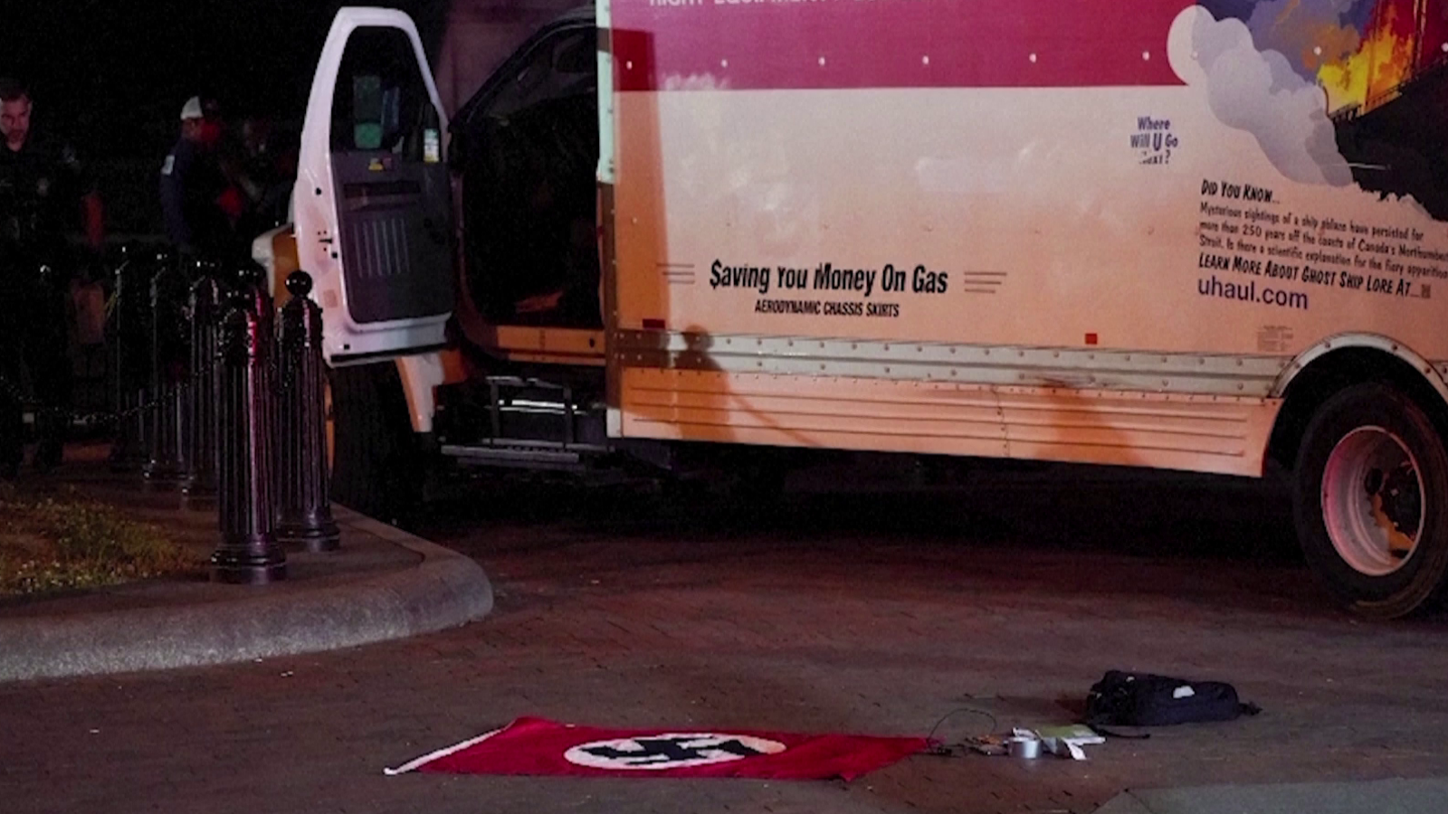 En imatge, el camió estavellat, amb la badera nazi recuperada de l'interior estesa a terra