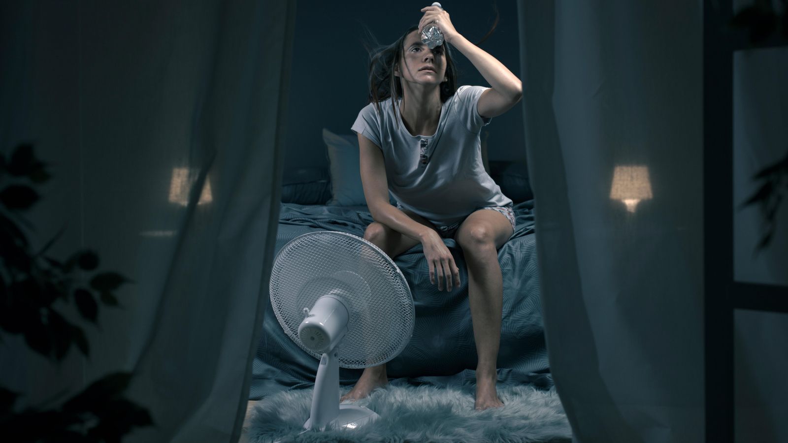 Una dona intenta refrescarse durant una nit tòrrida