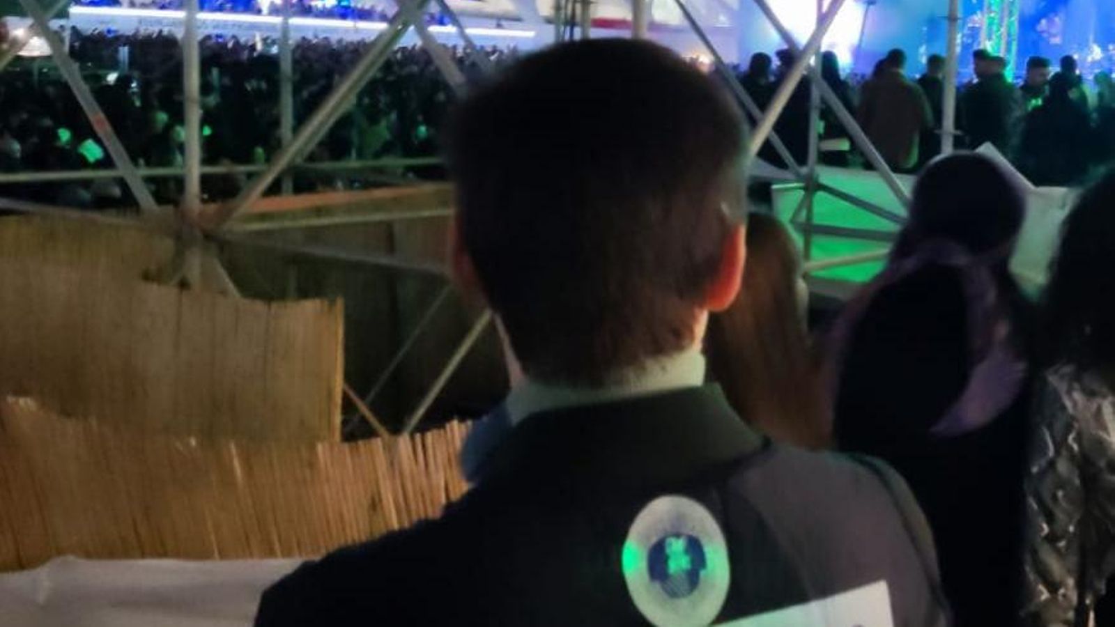 Un agent de la Policia Autonòmica supervisa una festa en un local d'oci, imatge d'arxiu Un agent de la Policia Autonòmica supervisa una festa en un local d'oci, imatge d'arxiu