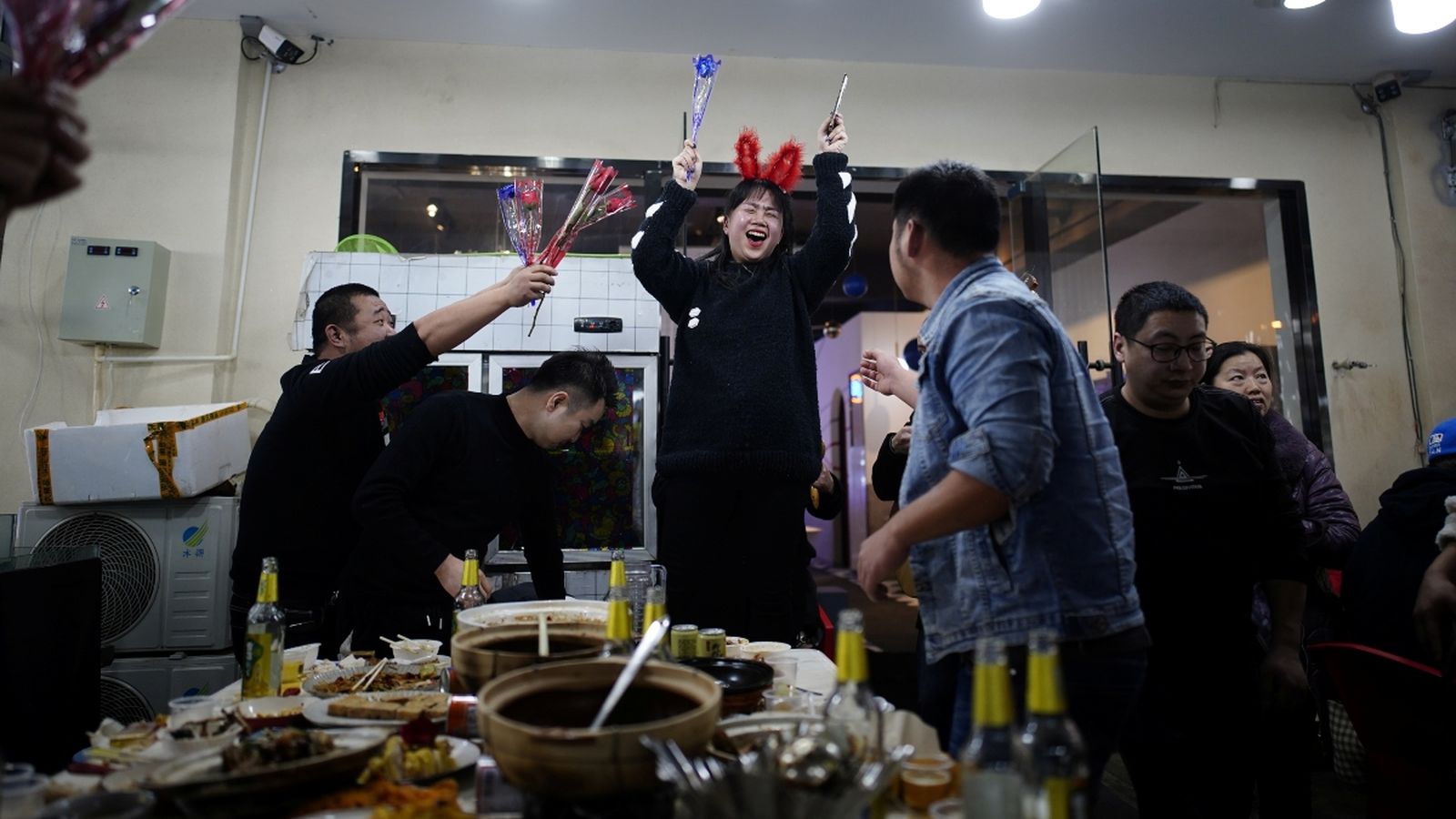 Festa d'aniversari aquesta setmana en un restaurant de la ciutat xinesa de Wuhan, origen de la pandèmia del coronavrus