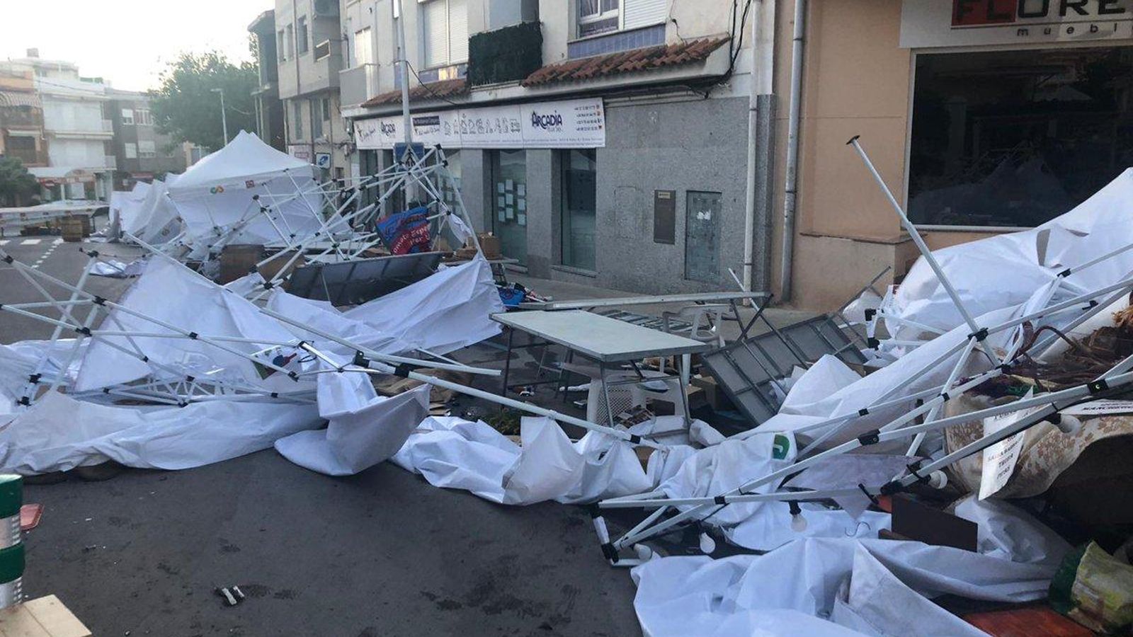 El fort vent destrossa les parades de la fira gastronòmica d’Alcossebre