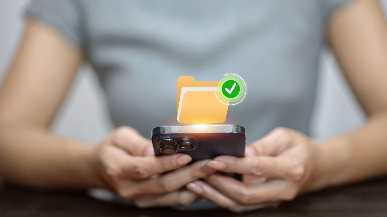Una jove rep arxius al seu telèfon