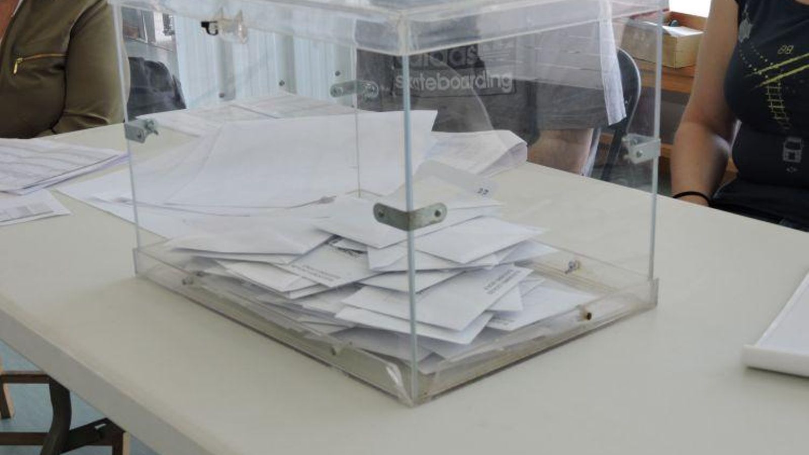 Imatge d'arxiu d'una urna en un procés de votació a un col·legi electoral Imatge d'arxiu d'una urna en un procés de votació a un col·legi electoral