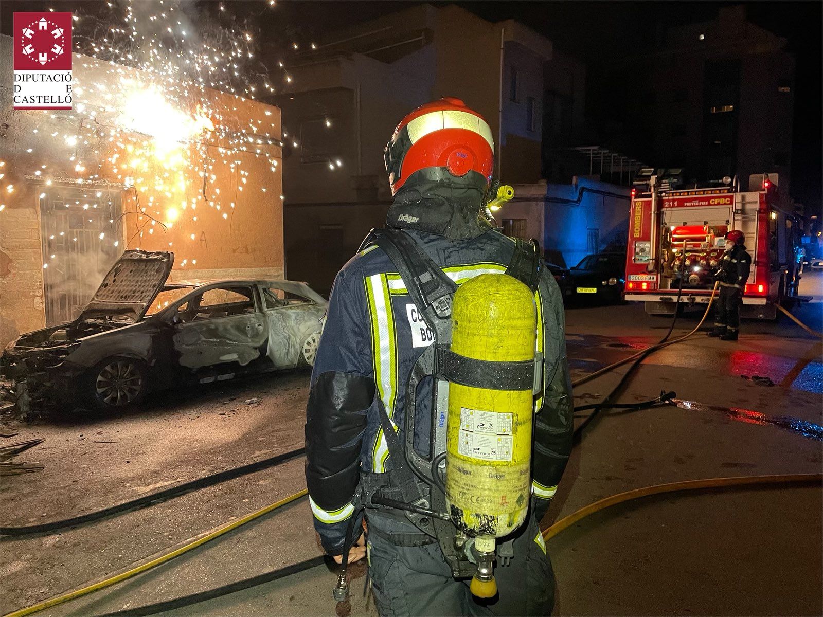 La façana d'una segona vivenda s'ha vist afectada després que el foc passaren a través del cablejat elèctric