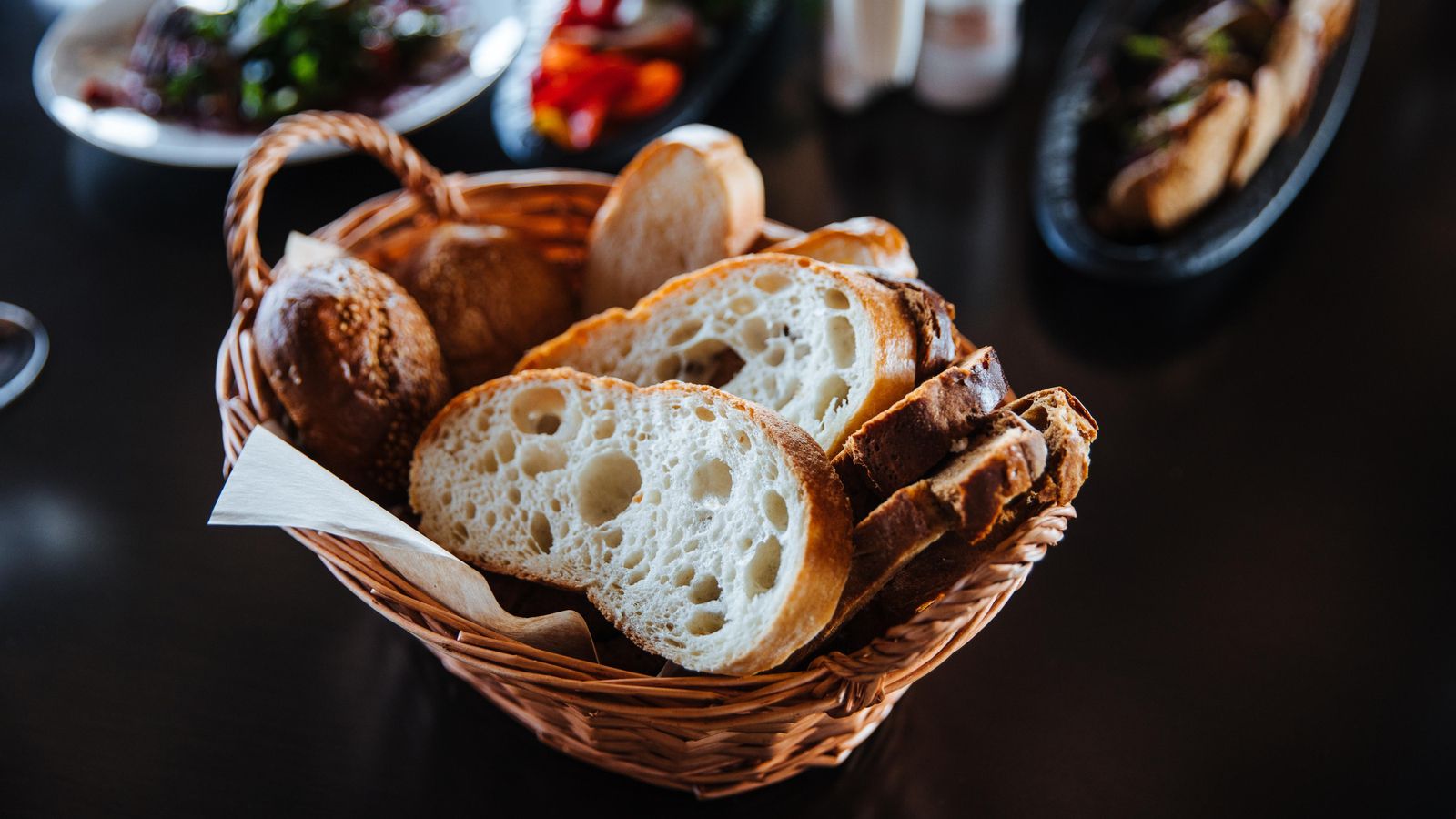 Cistella de pa d'un restaurant (Shutterstock)