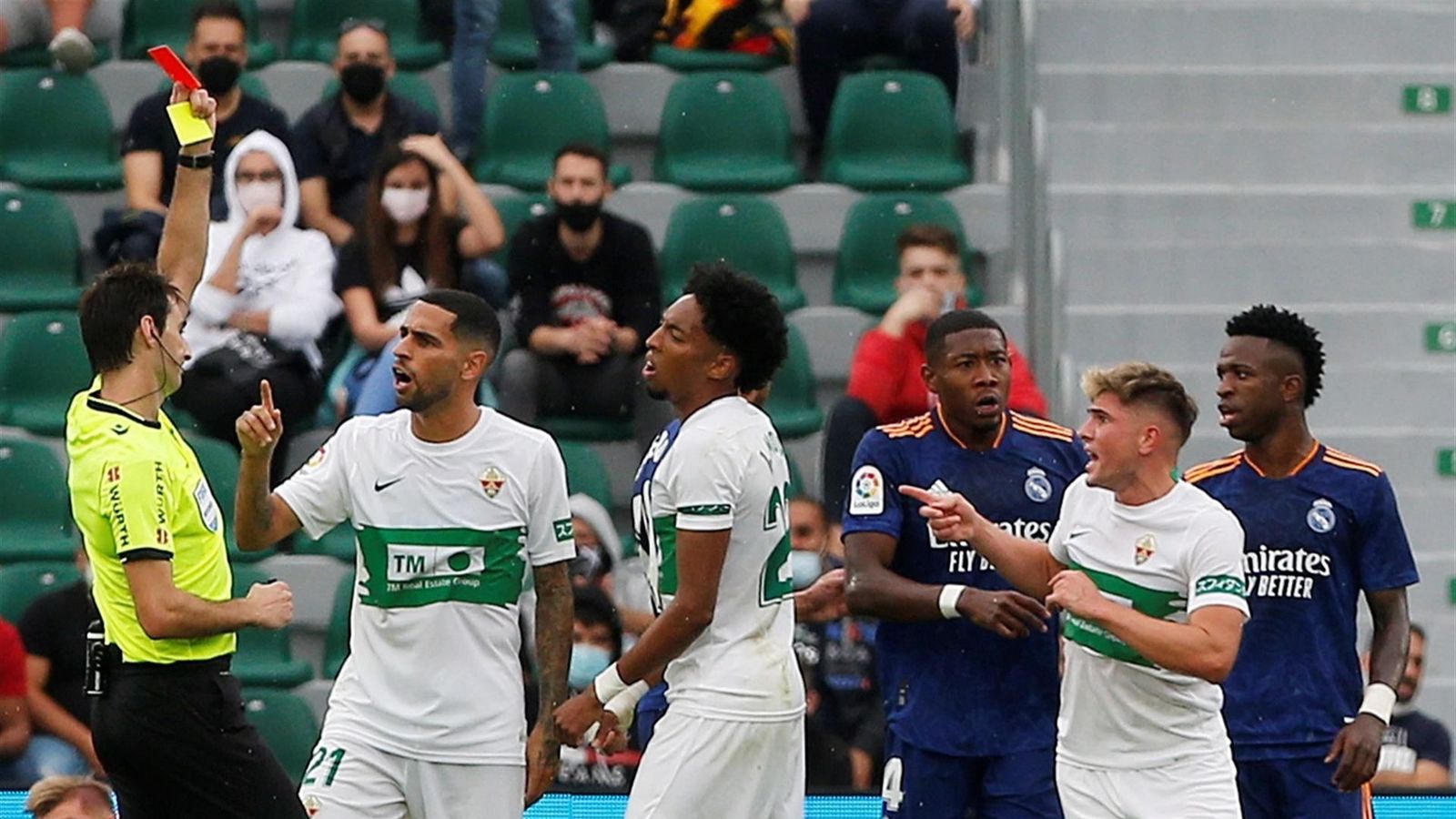 L'àrbitre expulsa Raúl Guti