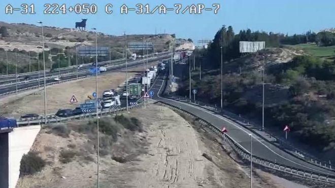 L'accident que s'ha produit a la A-31 ha deixat cues també en l'enllaç amb l'A-7 i l'AP-7 L'accident que s'ha produit en la A-31 ha deixat cues també en l'enllaç en l'A-7 i l'AP-7