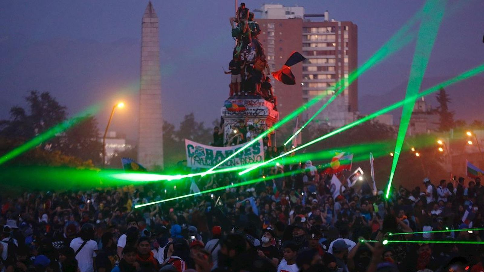 Milers de persones, concentrades a la plaça d'Itàlia de Santiago