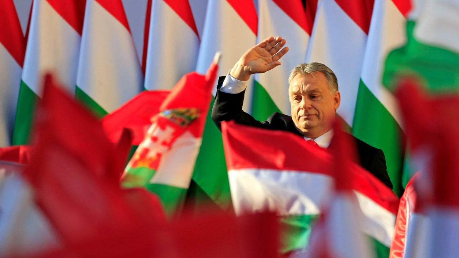 El primer ministre hongarés, Viktor Orbán, saluda en el míting de cloenda electoral a Székesfehérvár