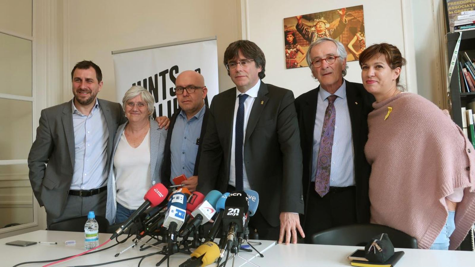 L'exconseller català Antoni Comín (esquerra), l'exconsellera Clara Ponsatí (segona per l'esquerra), l'advocat Gonzalo Boye (tercer per l'esquerra), l'expresident català Carles Puigdemont, l'exalcalde de Barcelona Xavier Trias (segon per la dreta) i la columnista Beatriz Talegón (dreta), en roda de premsa a Brussel·les
