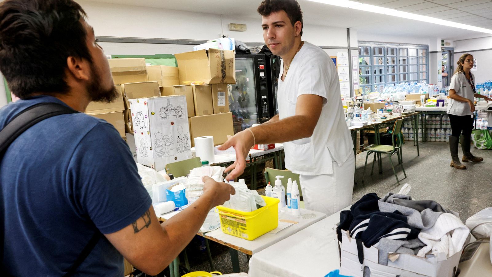 Institut de Sedaví on s'ofereix ajuda a les persones afectades per la DANA