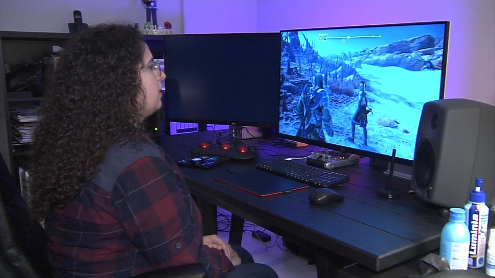 Susana Pérez, una jugadora professional de videojocs en línia, treballa en valencià