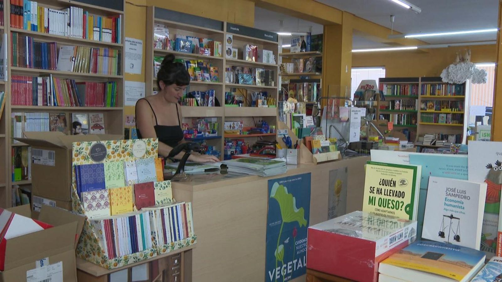 Una llibreria amb material escolar per a l'inici de curs