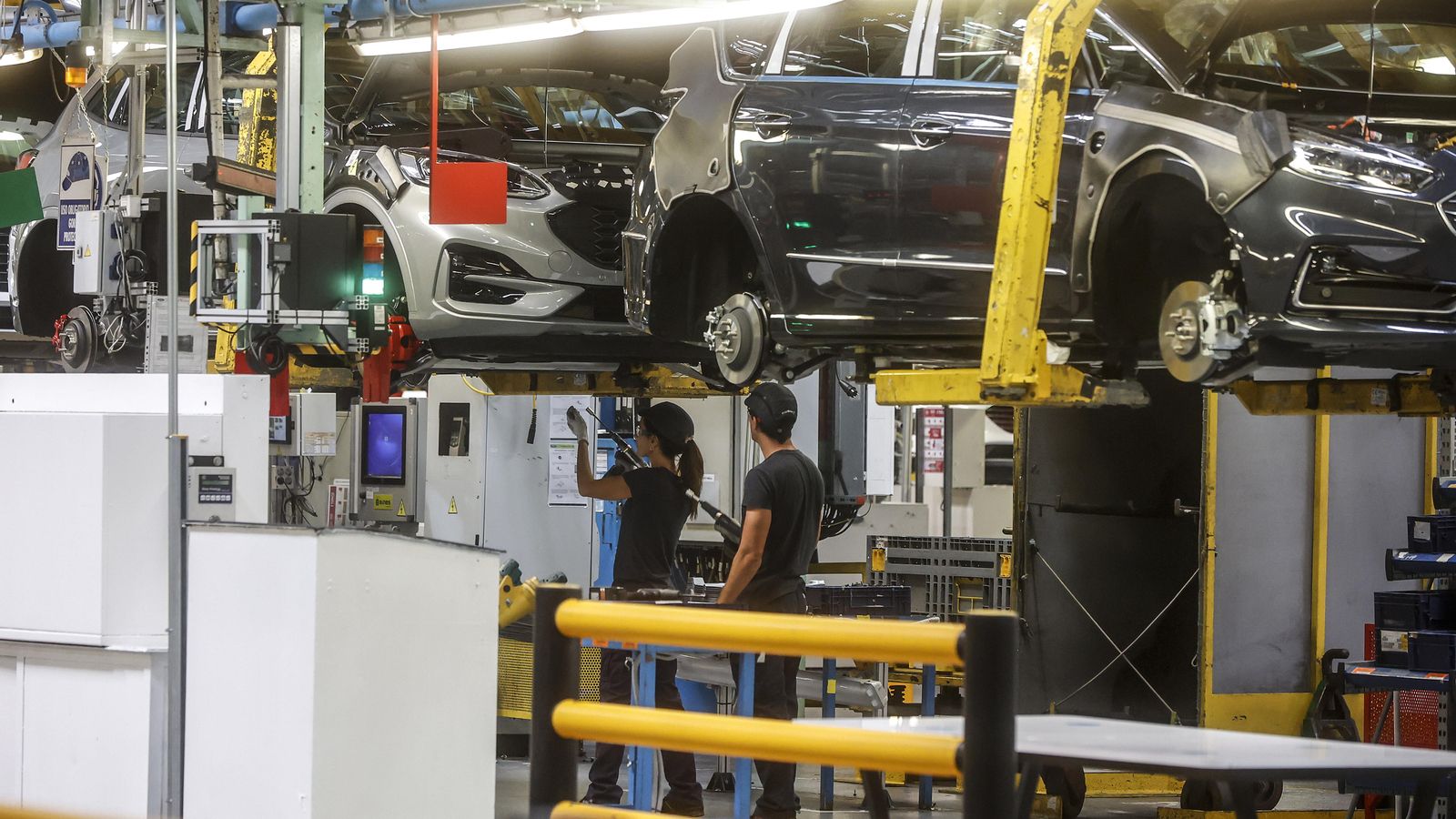 Treballadors a la planta de Ford Almussafes