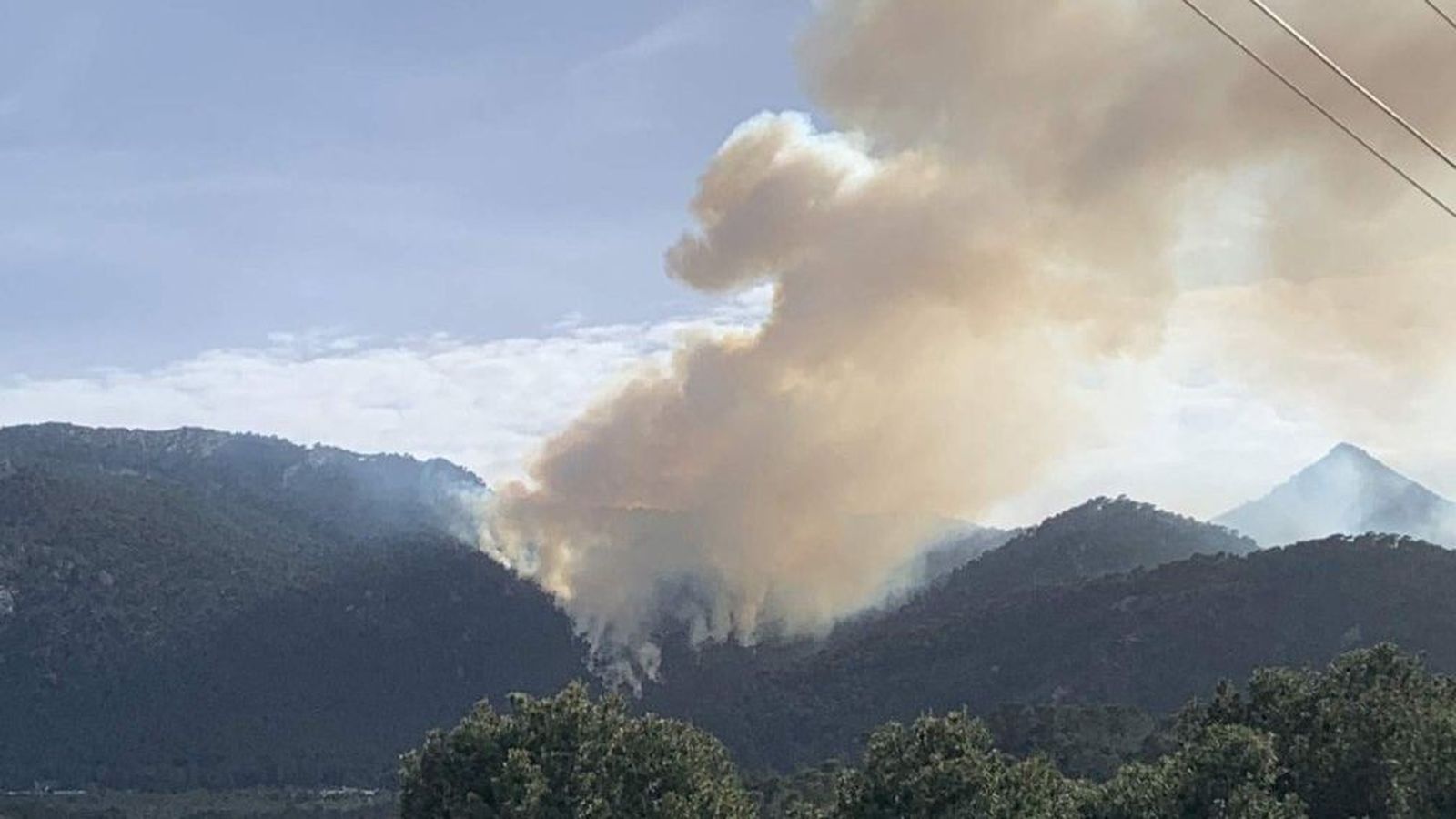 Columna de fum de l'incendi declarat a Tibi este dimarts a la vesprada