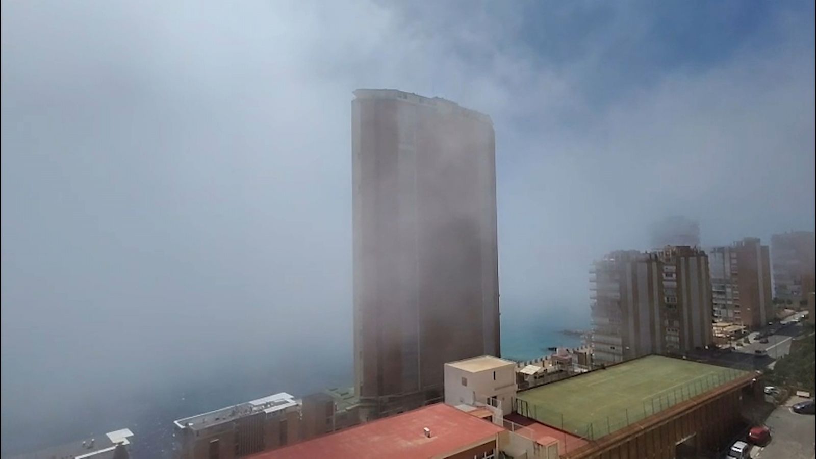 Un mar de núvols molt dens s'estén per l’Albufereta, a Alacant