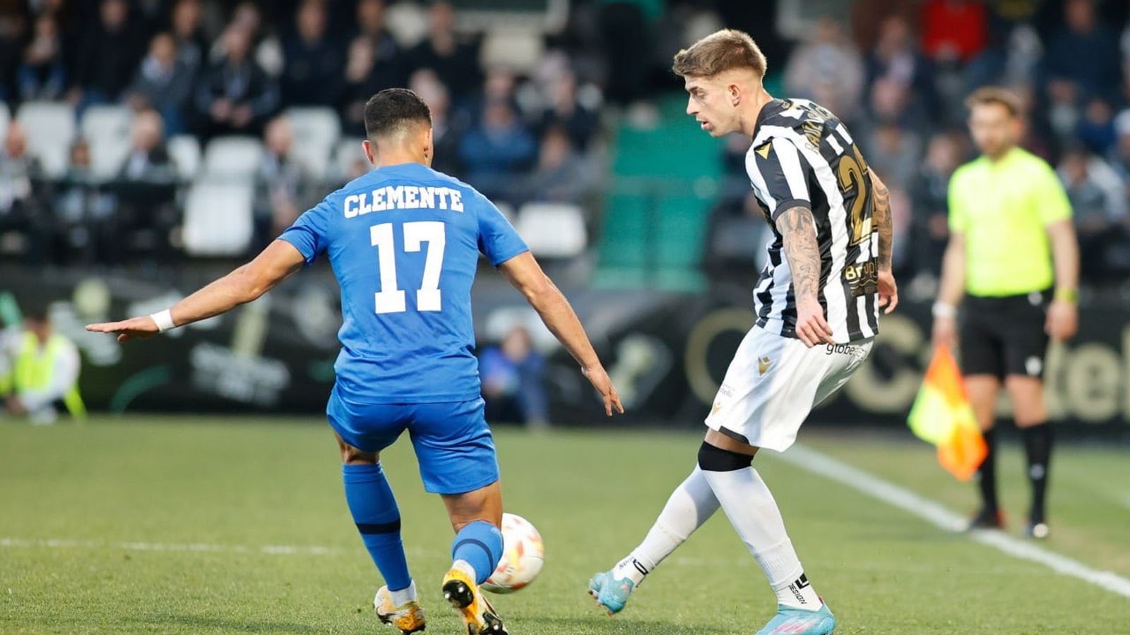 L'orellut Raúl Sánchez fa una passada davant la pressió del jugador de l'Eldenc