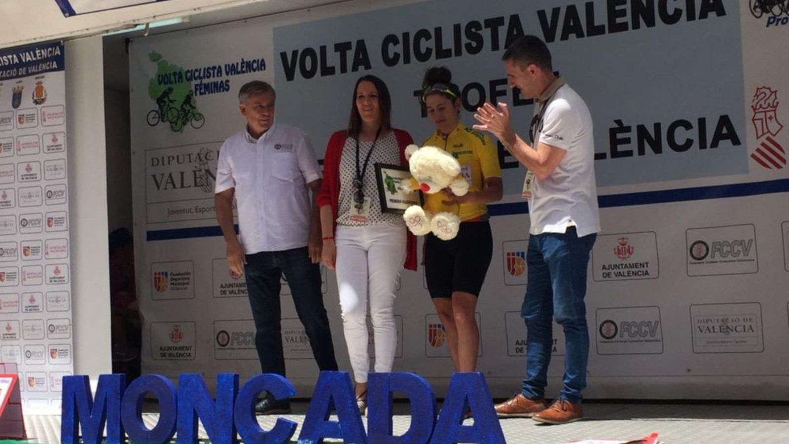 Ainara Elbusto, amb maillot groc, ha sigut la ciclista guanyadora de la Volta Ciclista València Fèmines