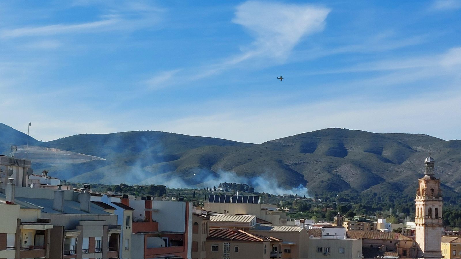 Imatge de l'incendi forestal declarat prop d'Ontinyent.