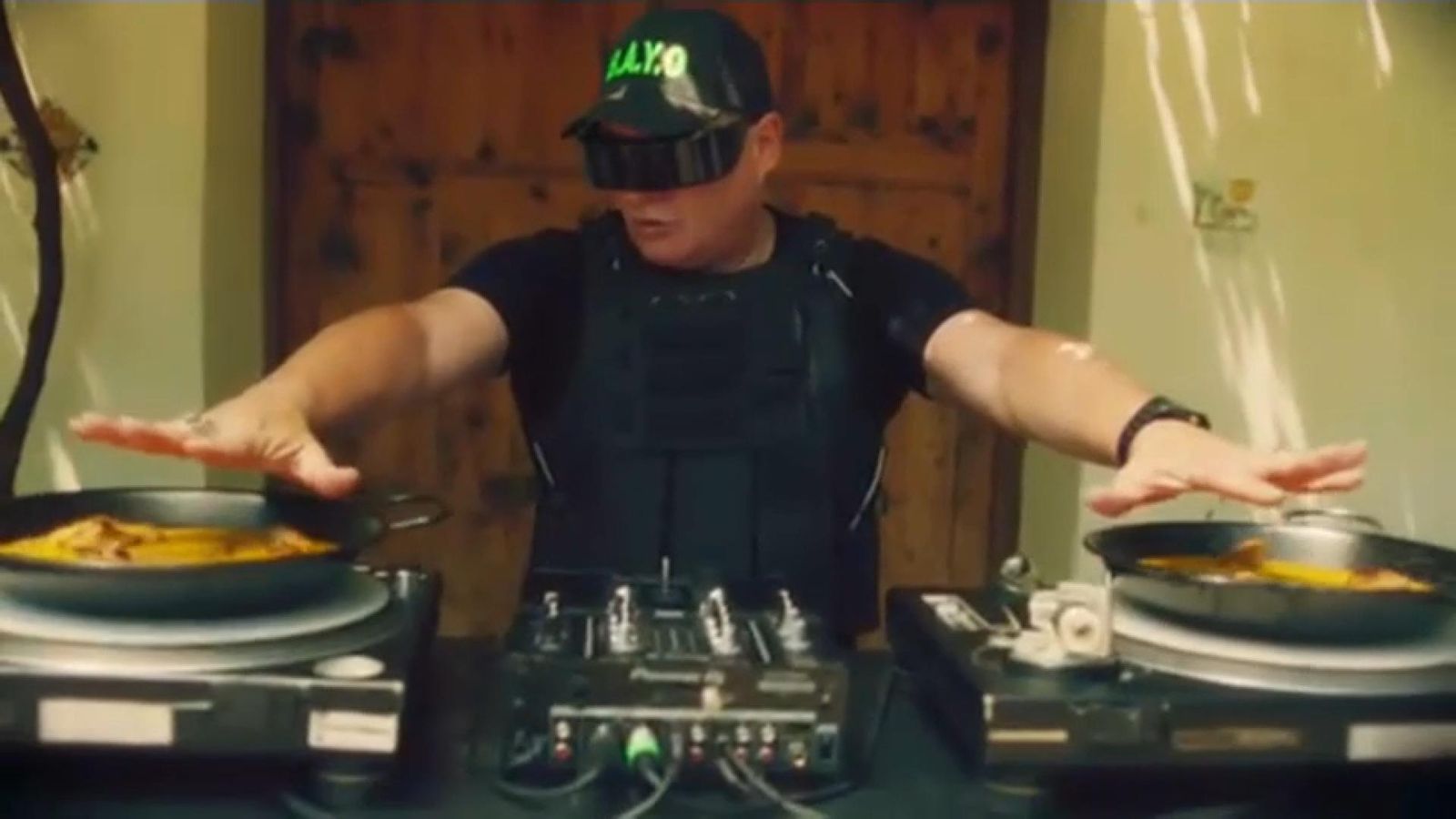 Una de les escenes del videoclip on apareix el mateix Ximo Bayo fent paelles amb una postura pròpia dels DJ