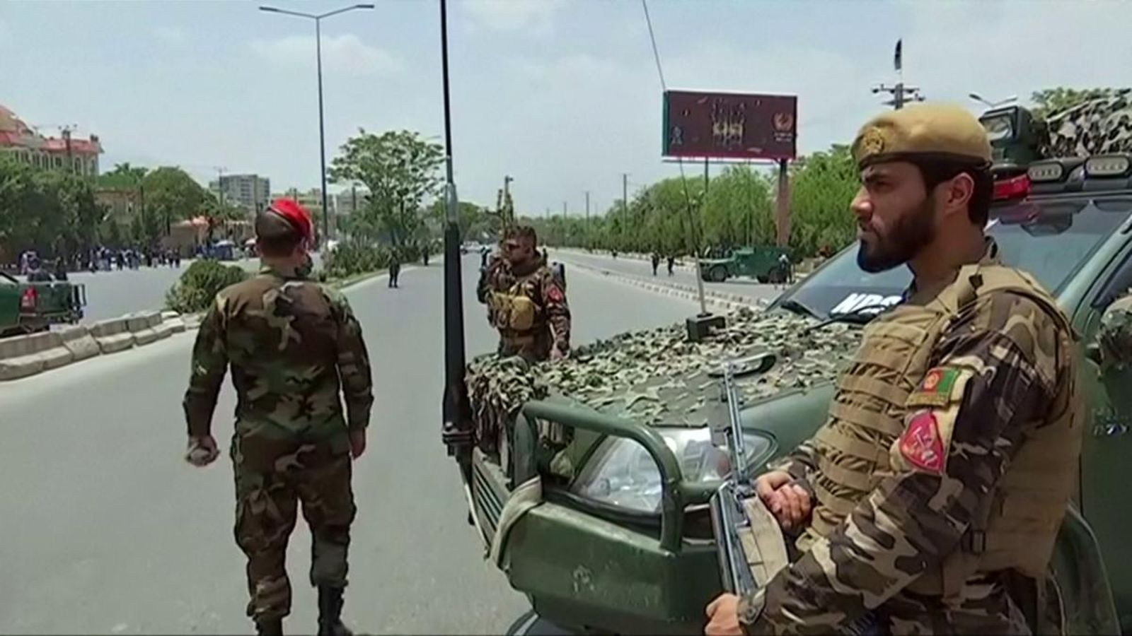 Forces de seguretat afganes vigilen la zona de l'atemptat