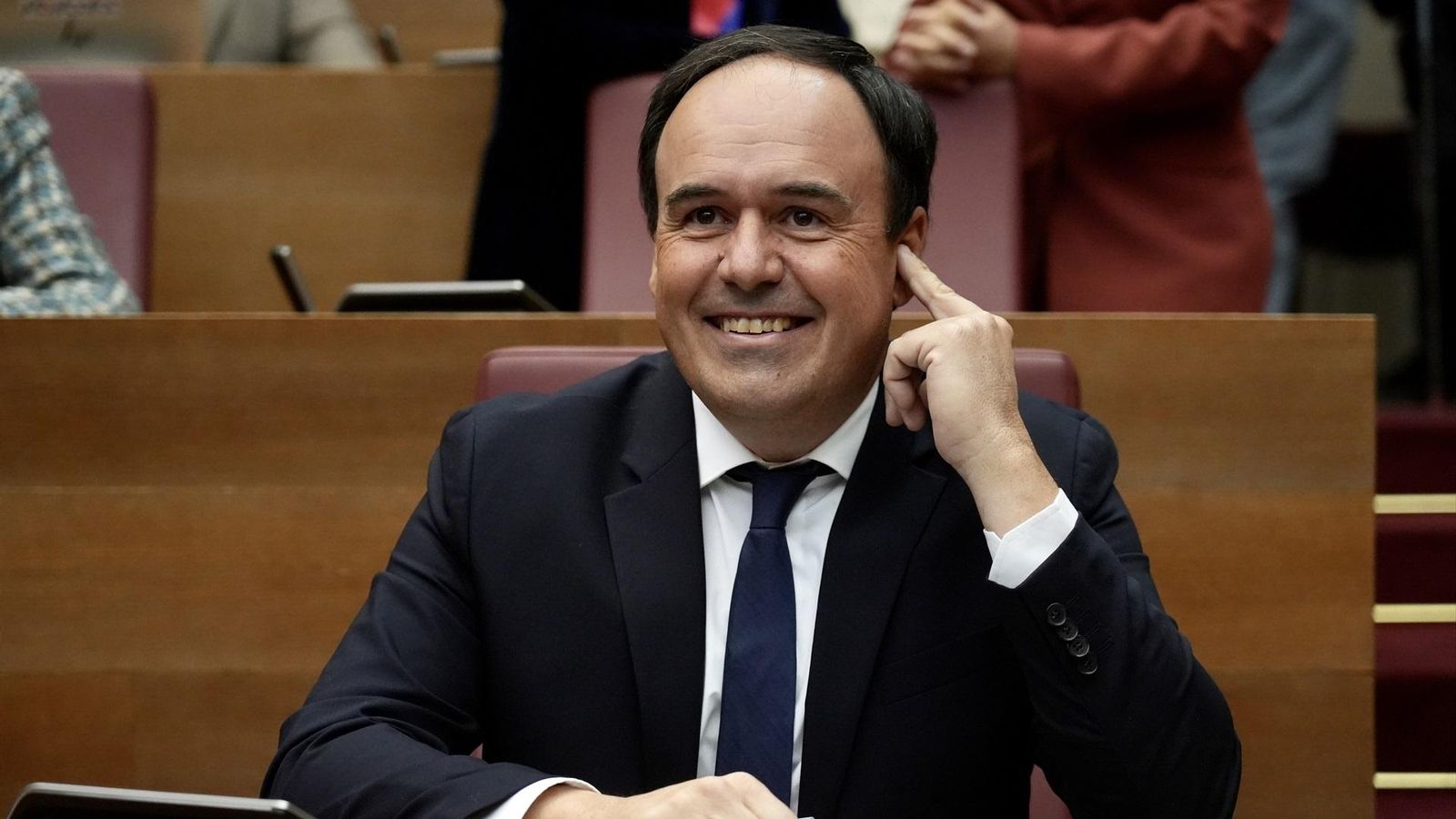 El president de la Generalitat electe, Juanfran Pérez Llorca, durant el ple d'investidura este dijous