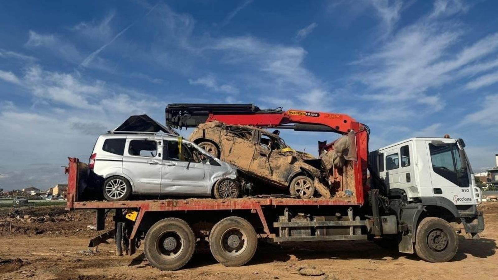Un camió desballestador s'emporta dos cotxes sinistrats d'una campa