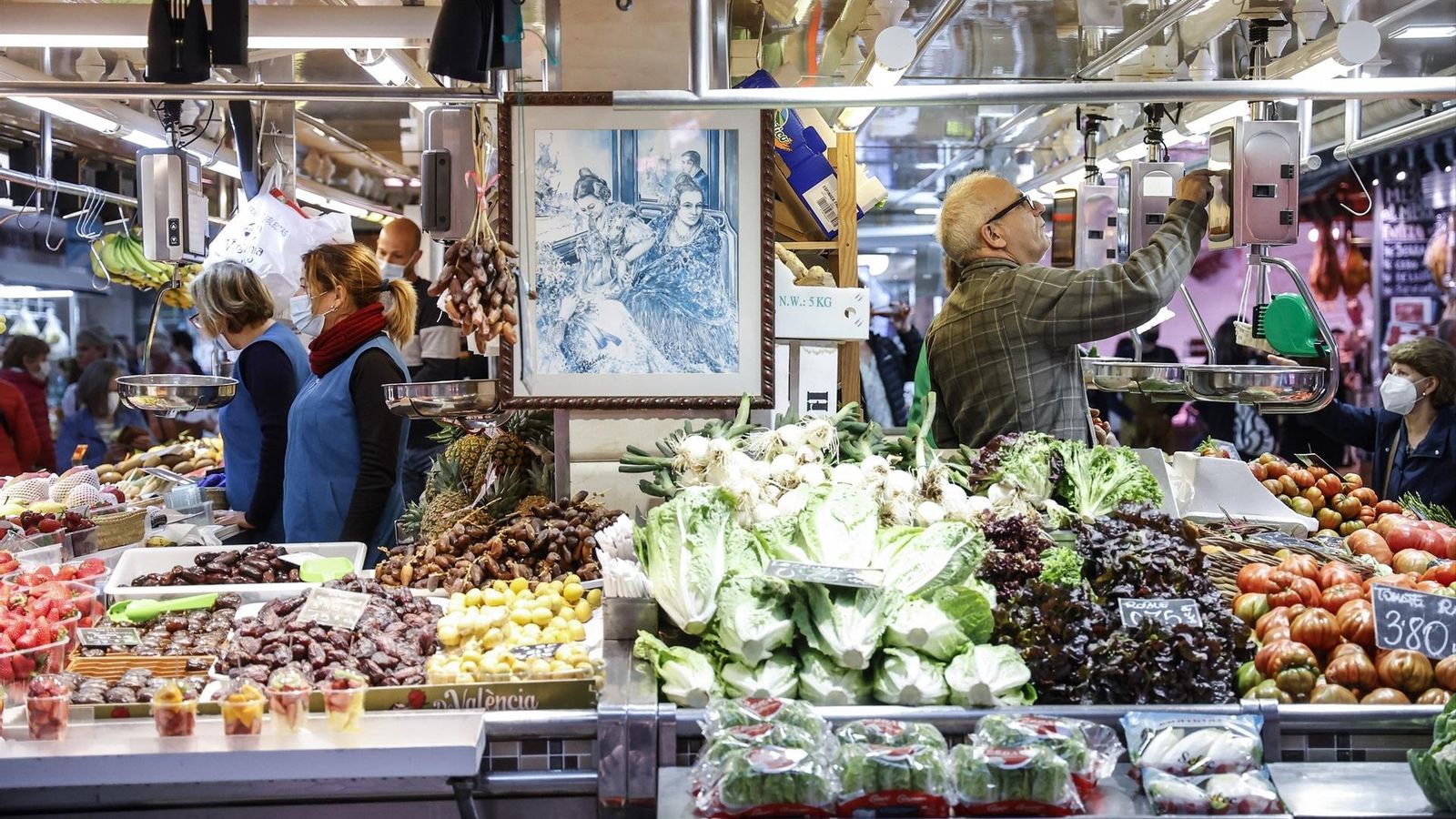Aparador de verdures en un mercat municipal