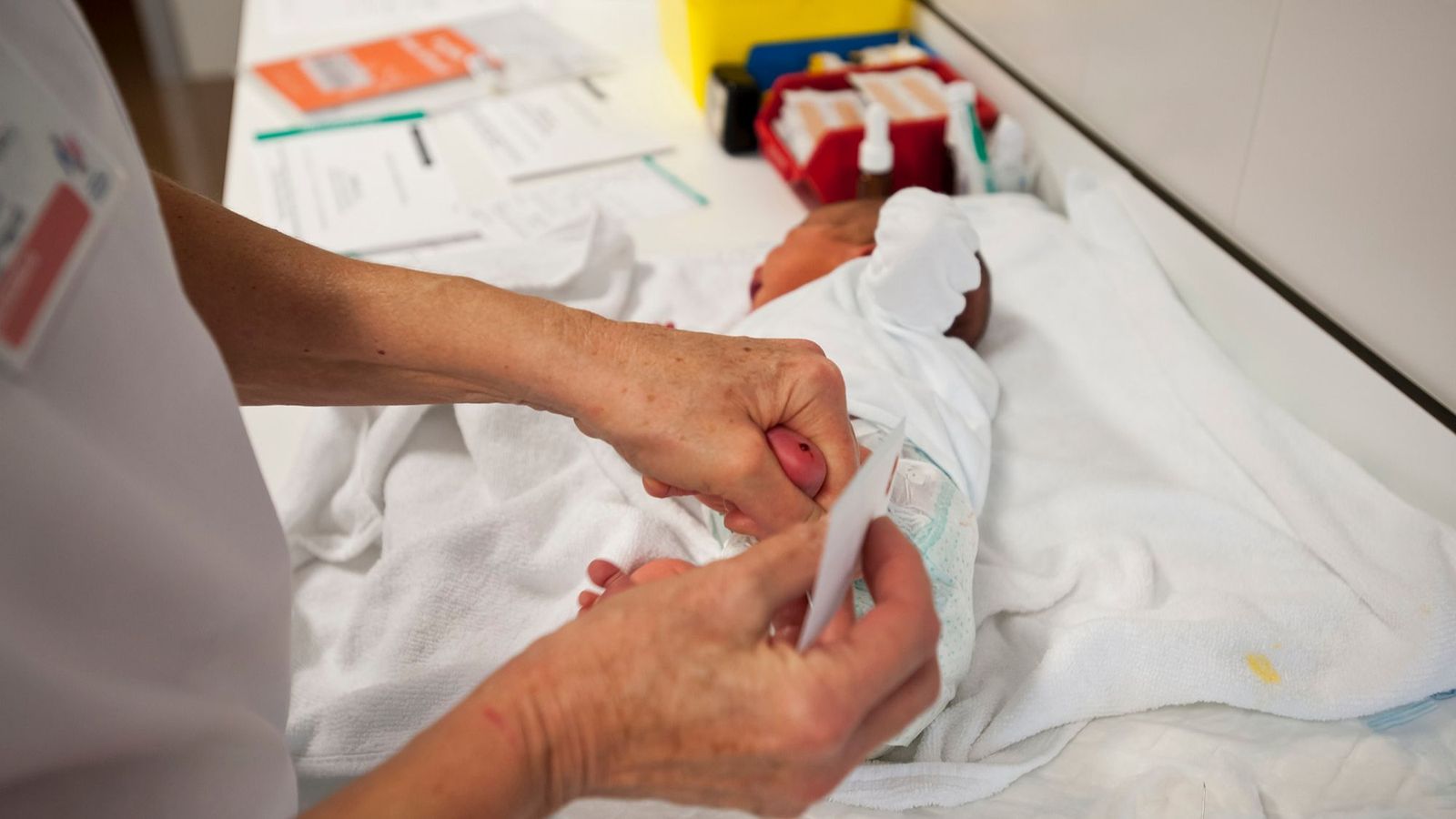 La prova del taló a un nadó