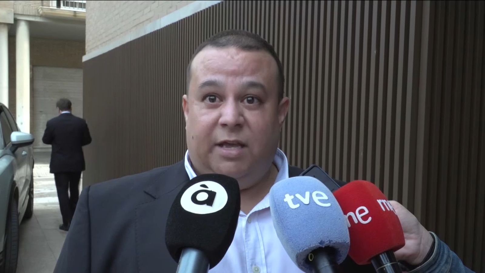 L'alcalde de Pedral, Andoni León (PSOE) atén la premsa a la porta dels jutjats de Catarroja