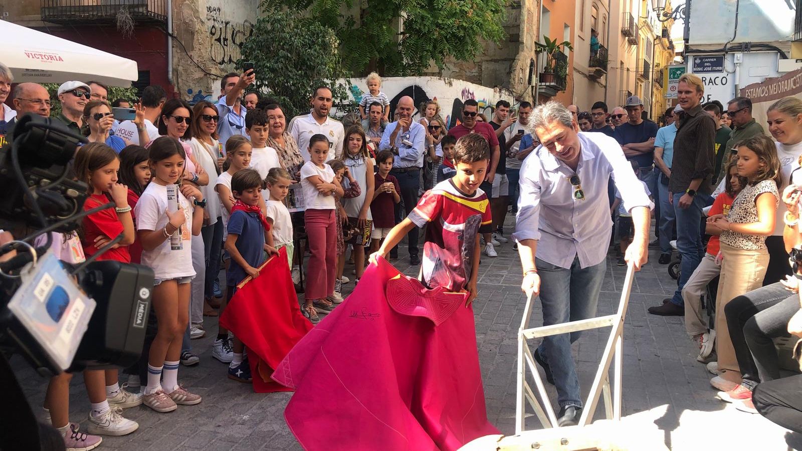 L'exvicepresident, exconseller de Cultura i extorero Vicente Barrera (Vox) participa en el correbou infantil