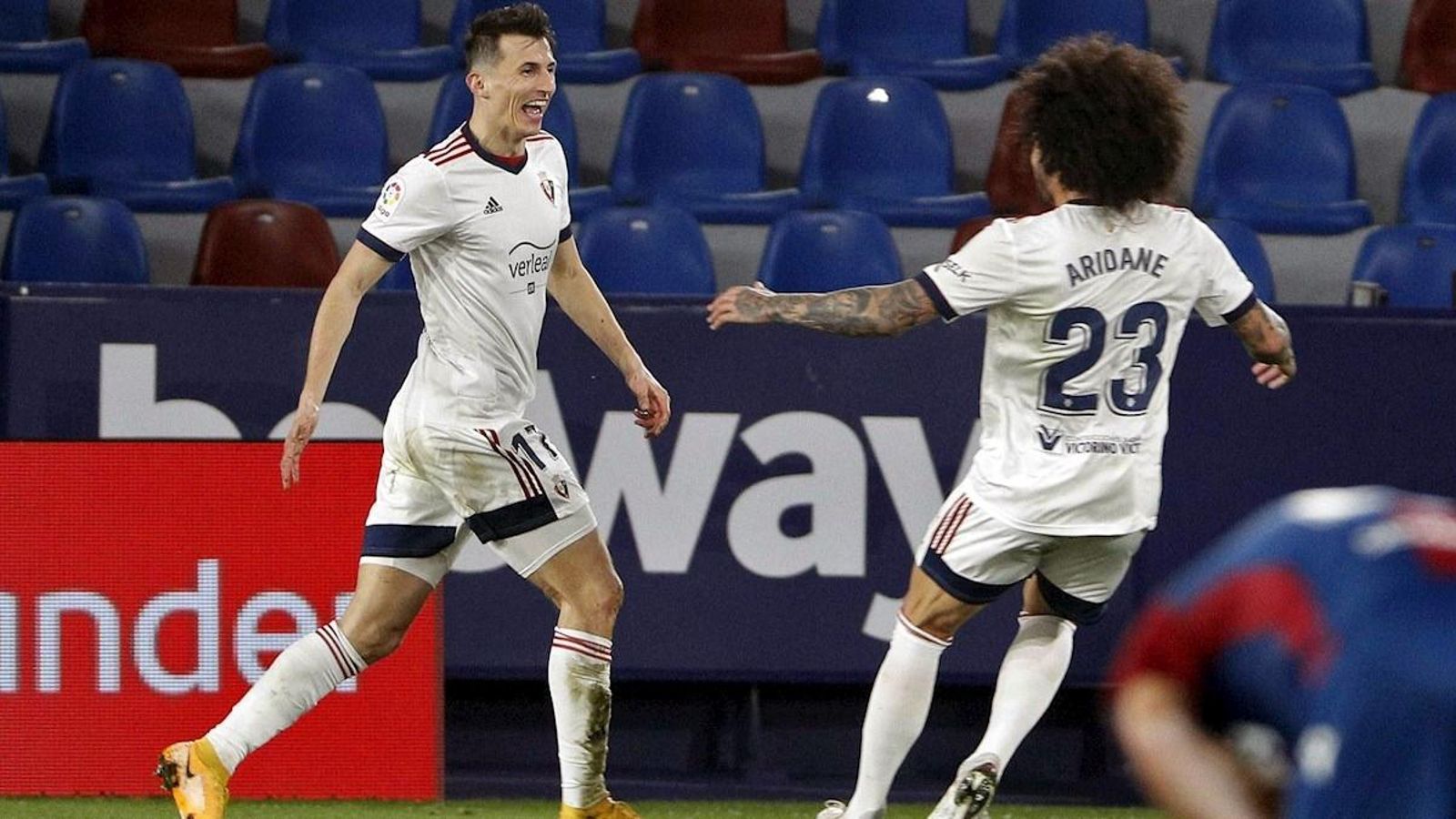 Budimir celebra el gol que ha donat la victòria a Osasuna