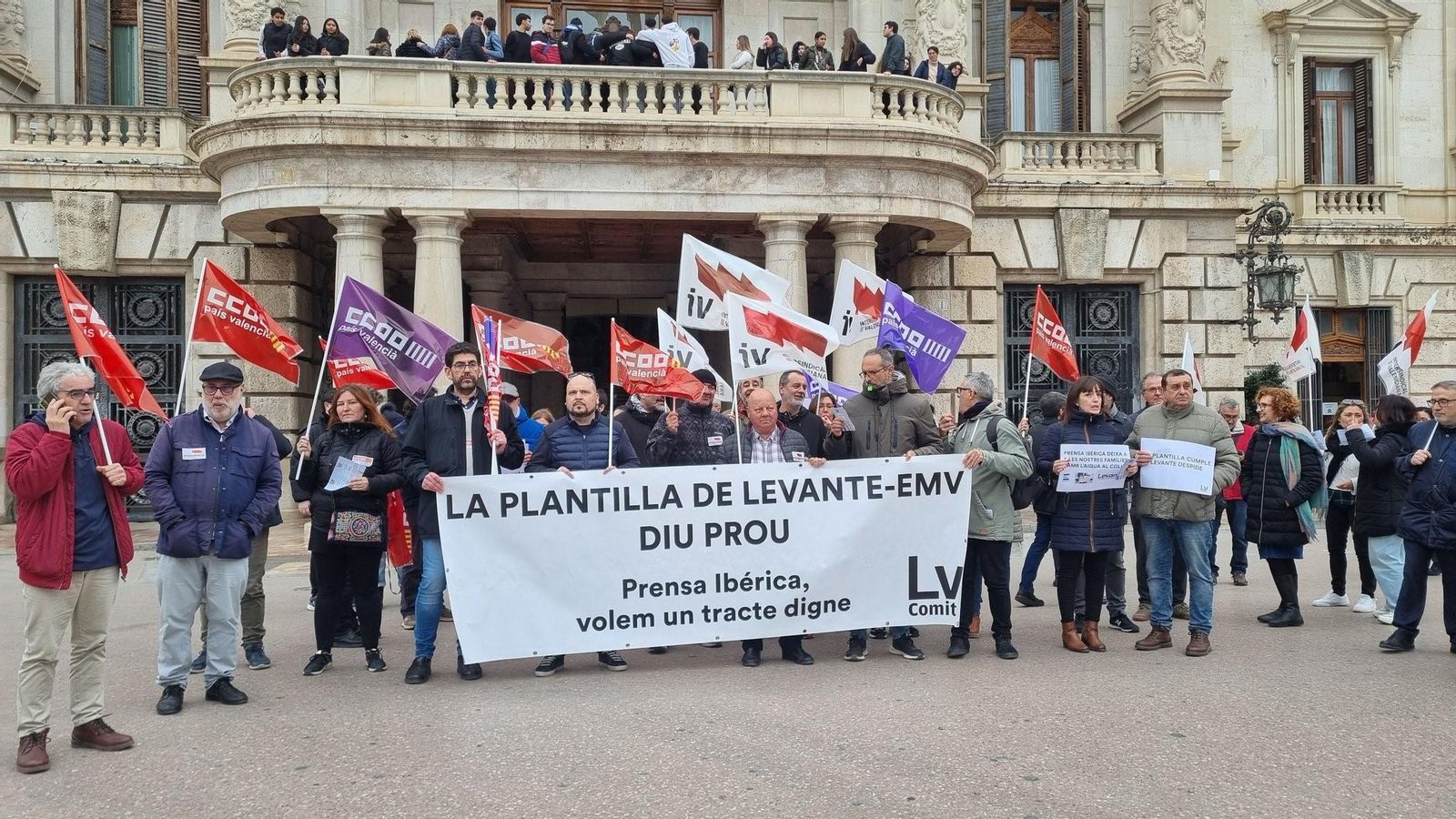 Concentració de la plantilla del 'Levante-EMV', este dimecres a l'Ajuntament de València