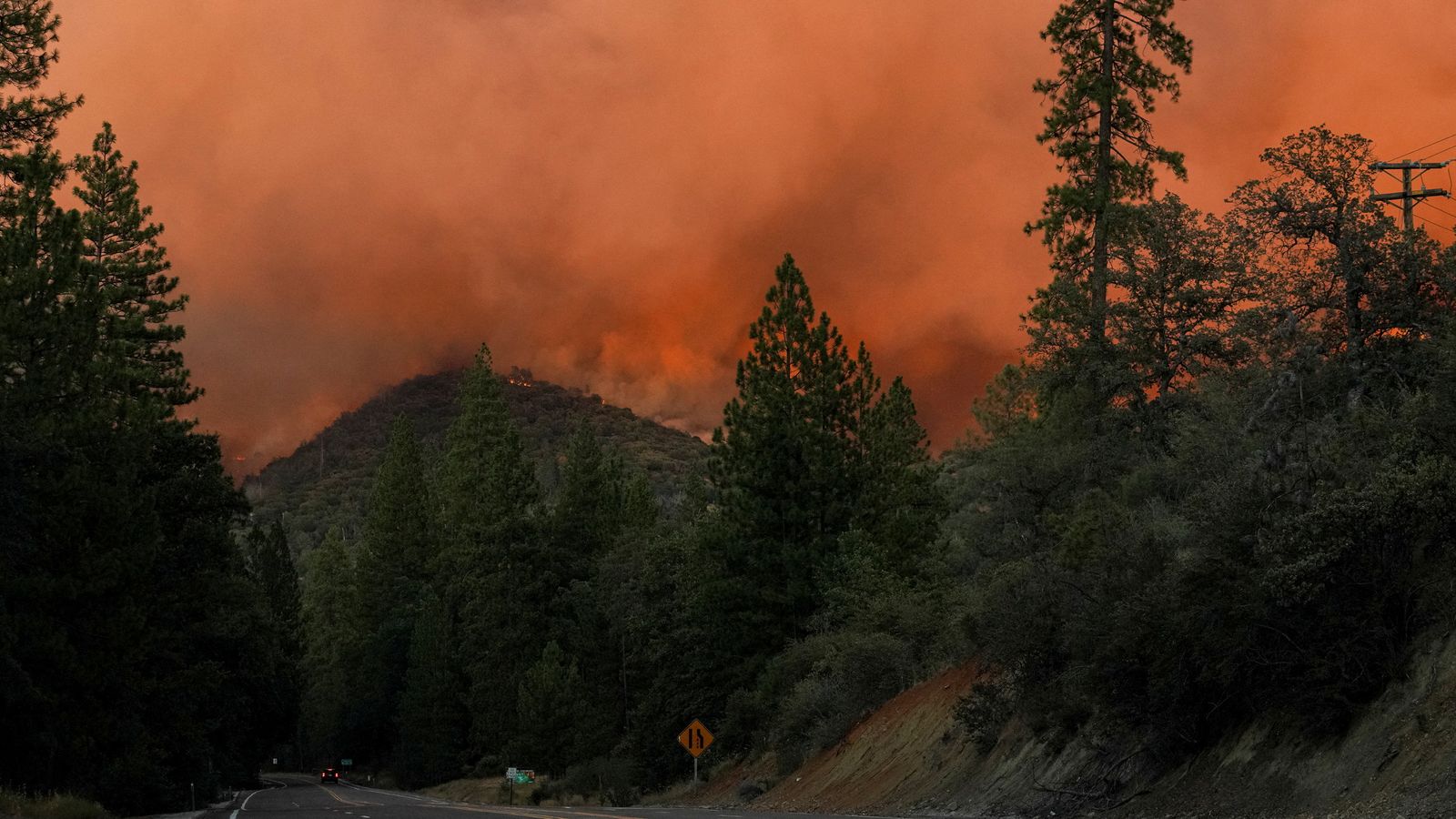 L'incendi declarat divendres crema al llarg de la carretera 140, artèria principal del parc nacional de Yosemite (Califòrnia)