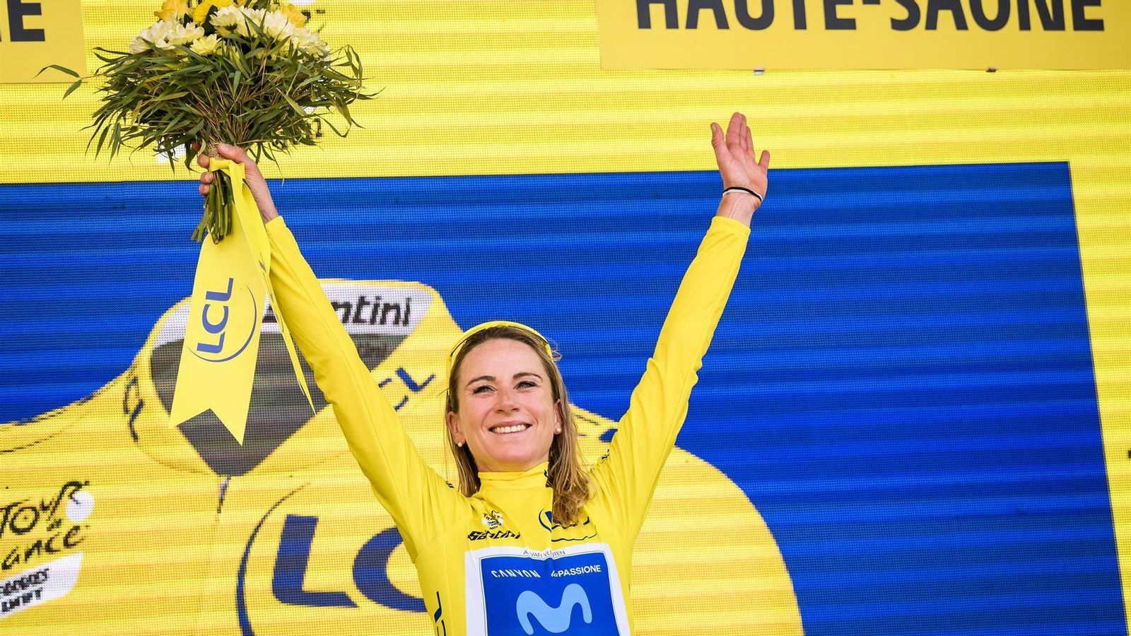 Van Vleuten celebra la victòria al pòdium Van Vleuten celebra la victòria al pòdium