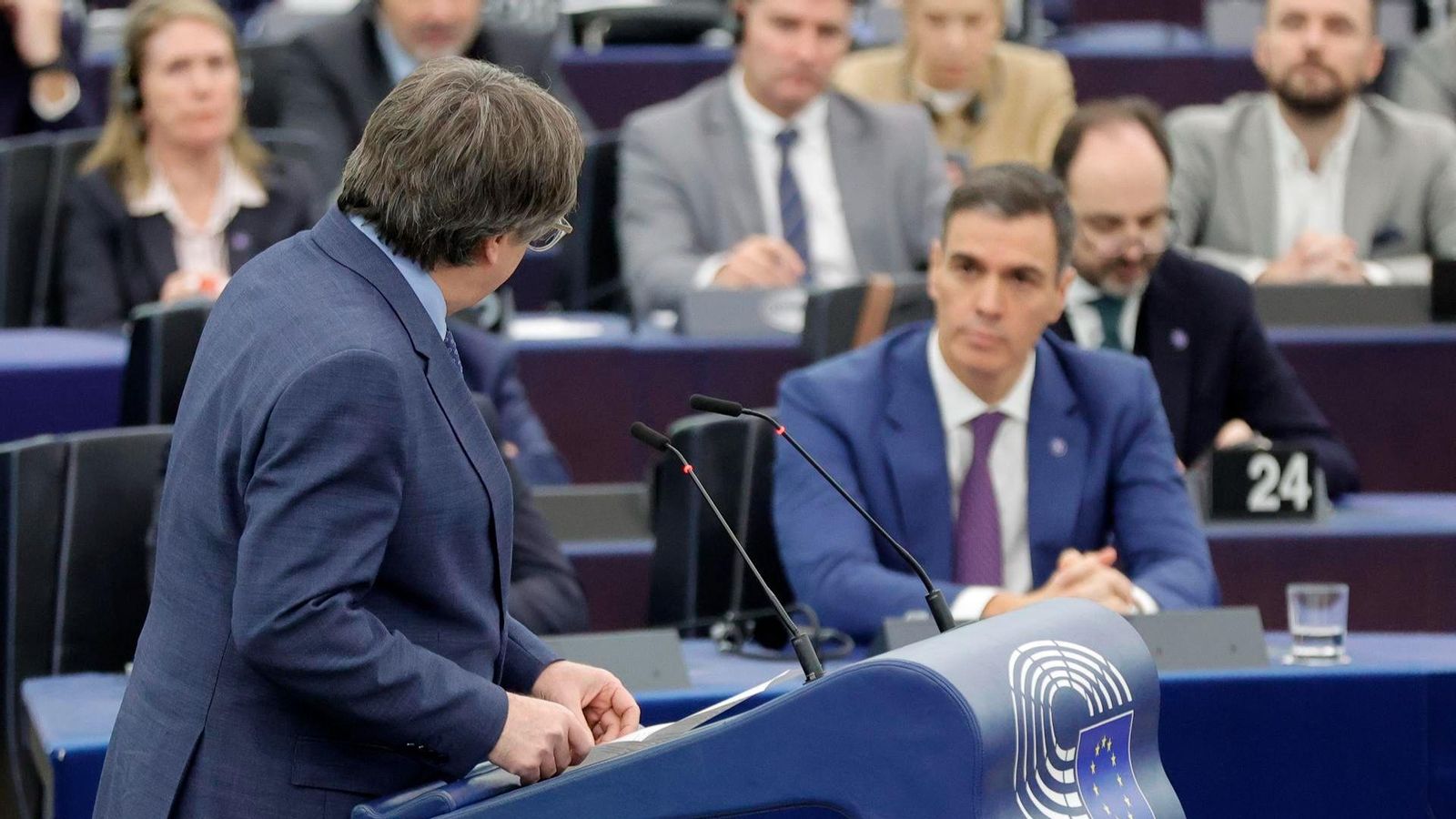 Carles Puigdemont mira al president Sánchez durant la seua intervenció en el parlament europeu, en el que ha sigut el primer encontre entre els dos després del pacte