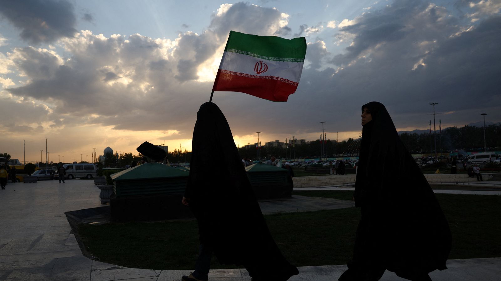 Una dona porta una bandera de l'Iran a una manifestació a Teheran