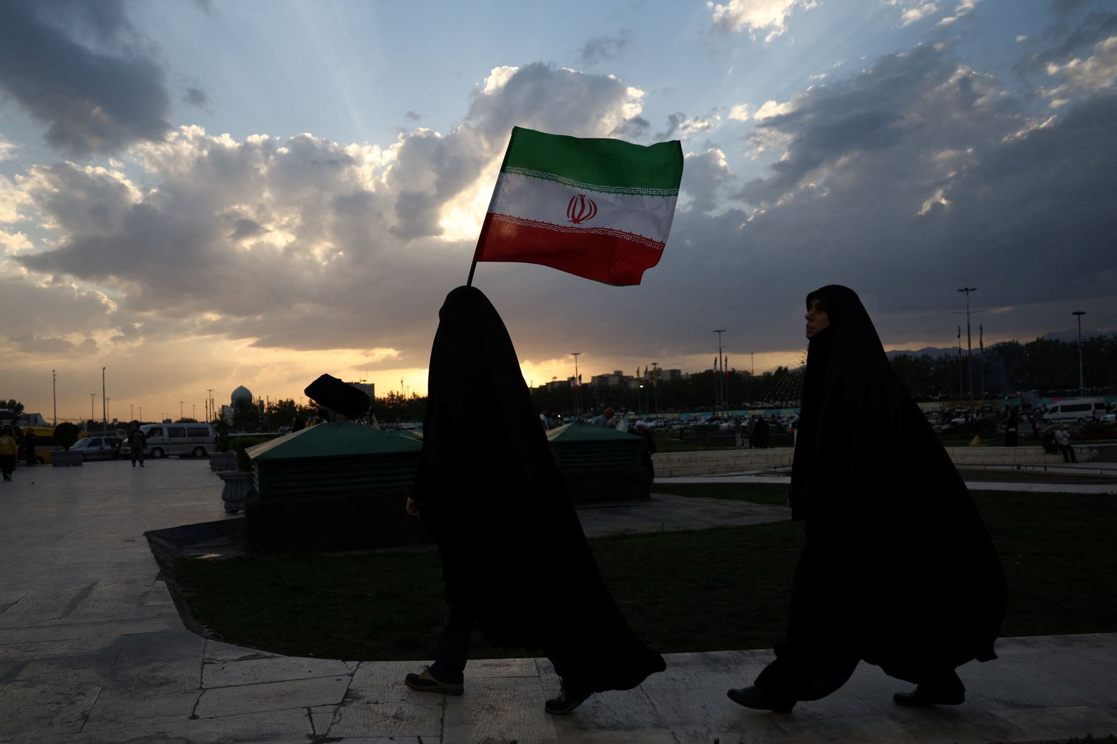Una dona porta una bandera de l'Iran en una manifestació a Teheran