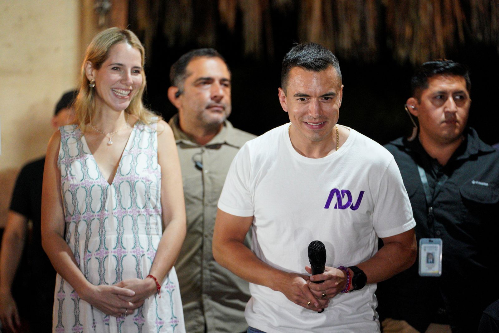 Daniel Noboa, acompanyat de la dona, es dirigeix a la premsa després de l'elecció com a president