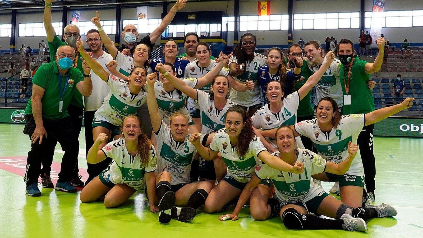 Les jugadores de l'Handbol Elx celebren la victòria